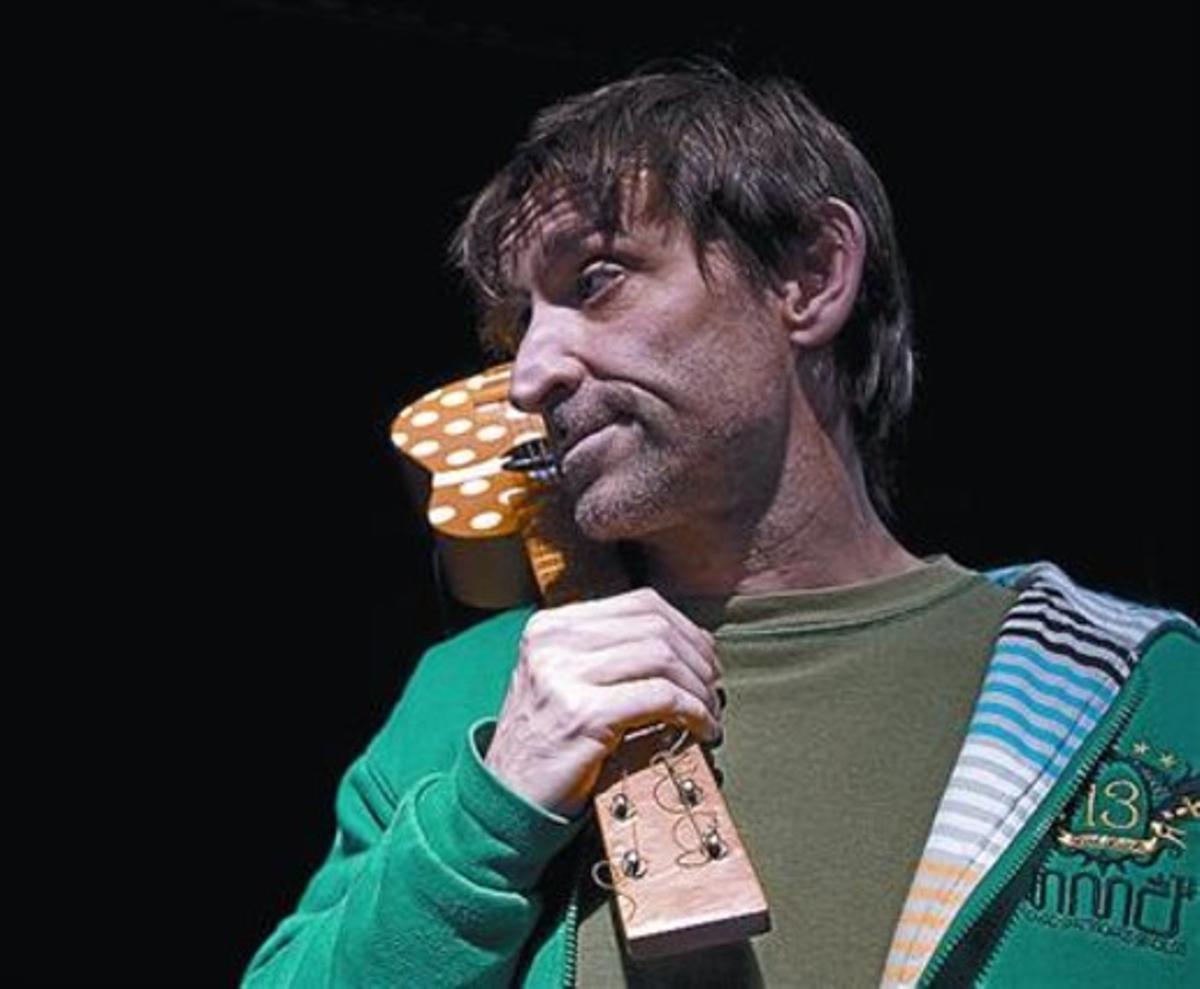 Albert Pla, amb una guitarra de joguina. Albert Pla, amb una guitarra de joguina.