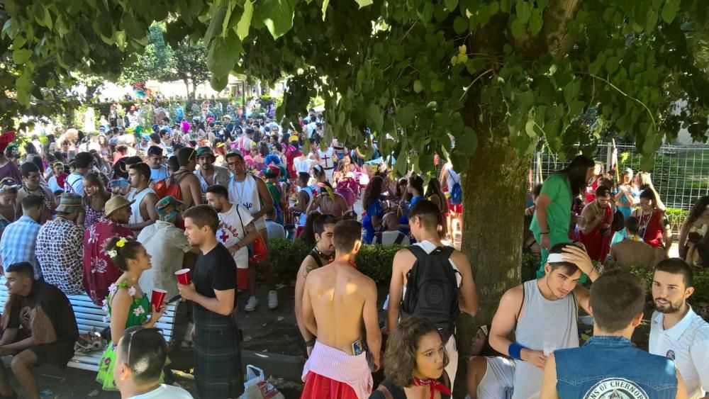 El Carnaval de verano colorea Redondela con miles de disfraces.