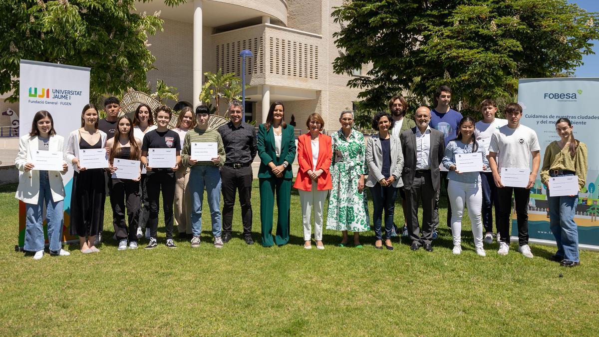 Foto de familia de los alumnos becados.