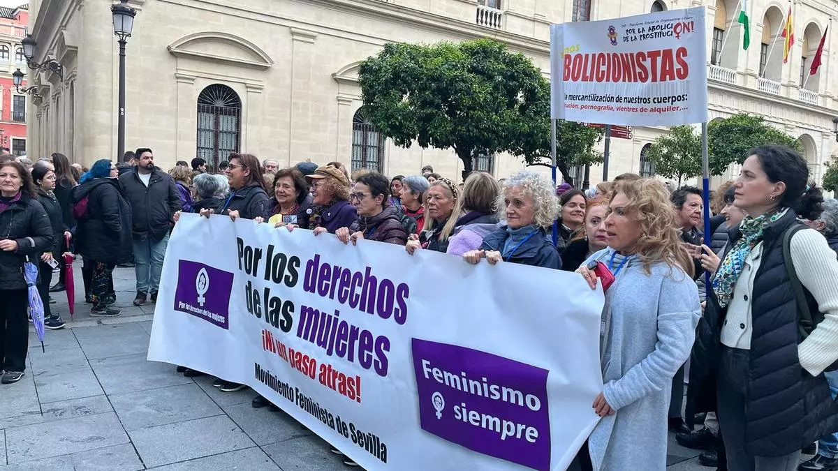 Una lluvia de feminismo se impone en Sevilla por el 8M: "En igualdad, ni un paso atrás"