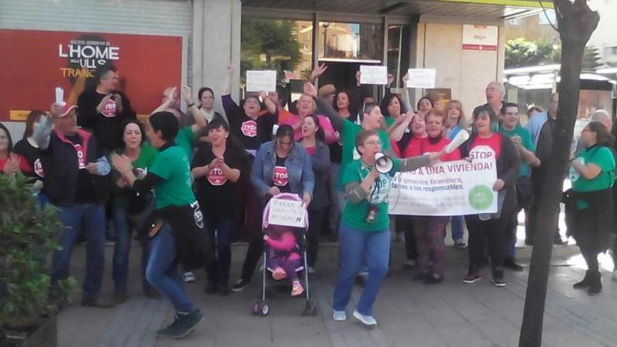 Algunos de los activistas, hace unos minutos, a la puerta de la oficina.