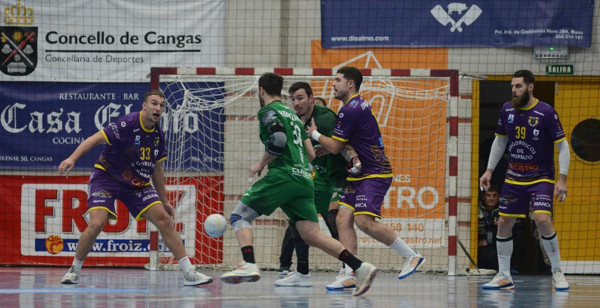 Alberto Martín (izquierda) en el partido ante el Cuenca junto a Quintas y Del Arco.