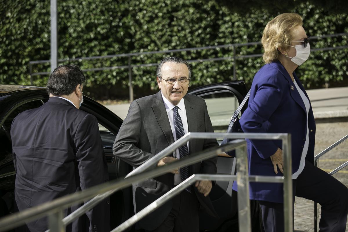 Javier Moll y Arantza Sarasola, a su llegada al funeral de Antonio Franco.