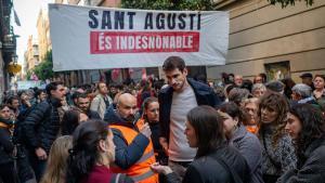 Varias personas hablan con Txema, en el centro, minutos antes del supuesto desalojo —que finalmente no se llevó a cabo— del bloque Sant Agustí, en el barrio de Gràcia, el 25 de marzo de 20266