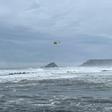 El helicóptero peina la zona de San Esteban donde cayó el hombre al mar, con mucho oleaje.