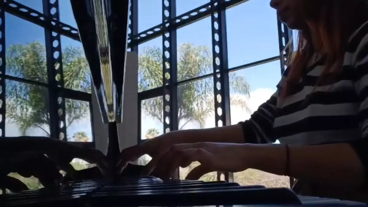Una melodía entre tubos de ensayo: Ana, la estudiante que da vida al Negrín con su piano
