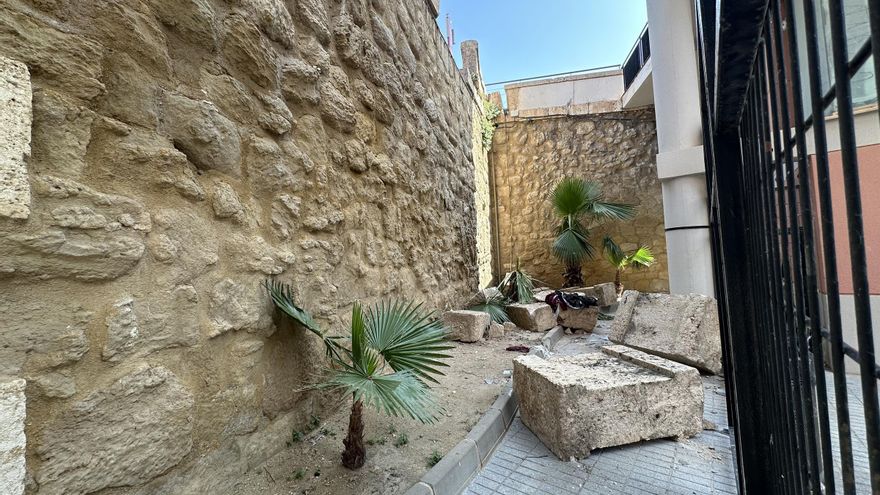 Un coche se lleva parte del muro del puente de San Cristóbal de Lorca
