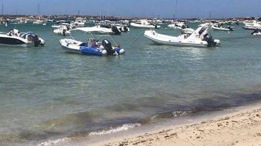 Cientos de barcos fondean libremente en verano en s´Estany des Peix.