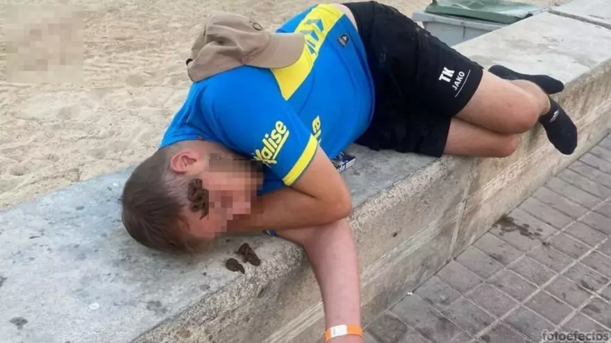 Un turista defeca en la cara de un aficionado de la UD Las Palmas mientras duerme en una playa de Mallorca