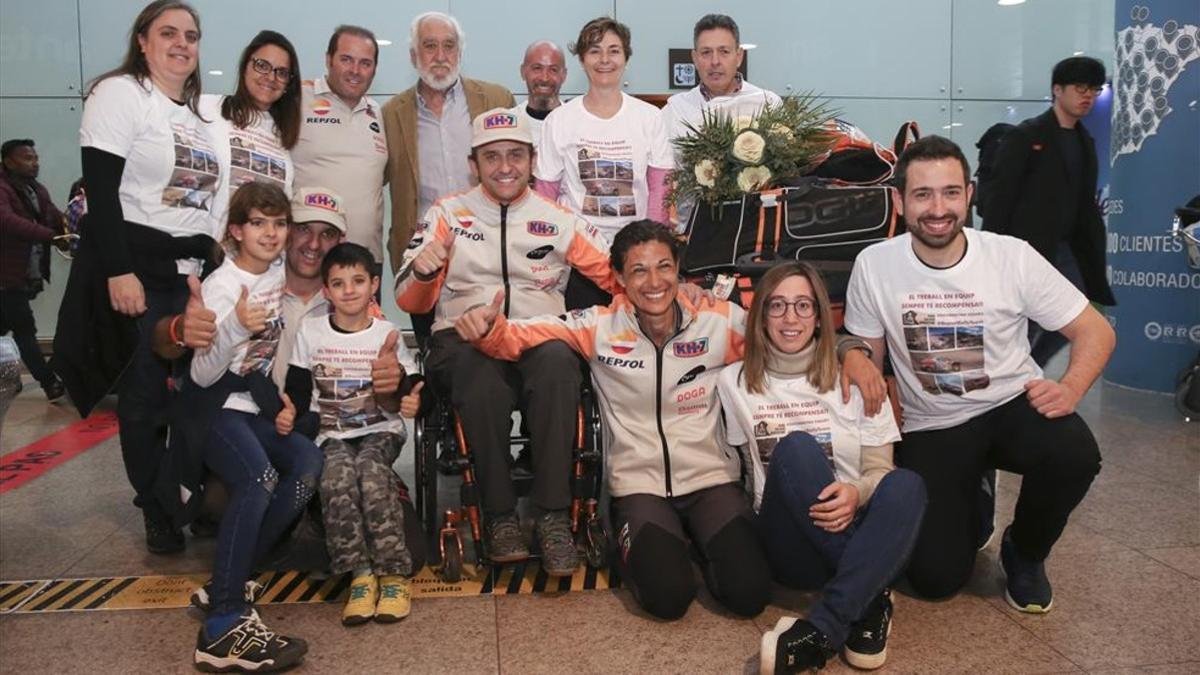 Isidre Esteve con su equipo tras el Dakar 2018