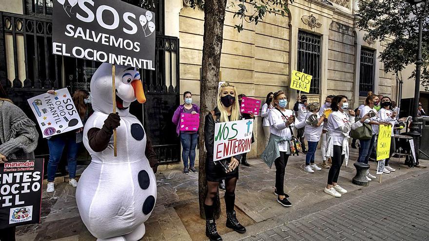 Los feriantes y los chiquiparks protestan hoy ante el Consolat