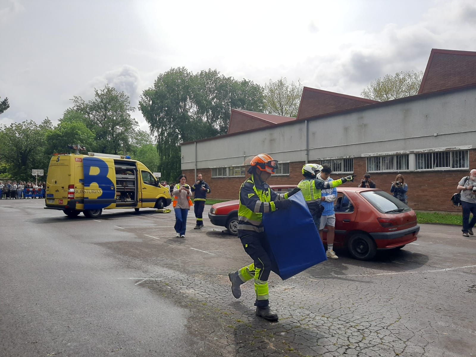 El IES de Noreña se examina de Emergencias: así ha sido el simulacro de accidente celebrado en el centro