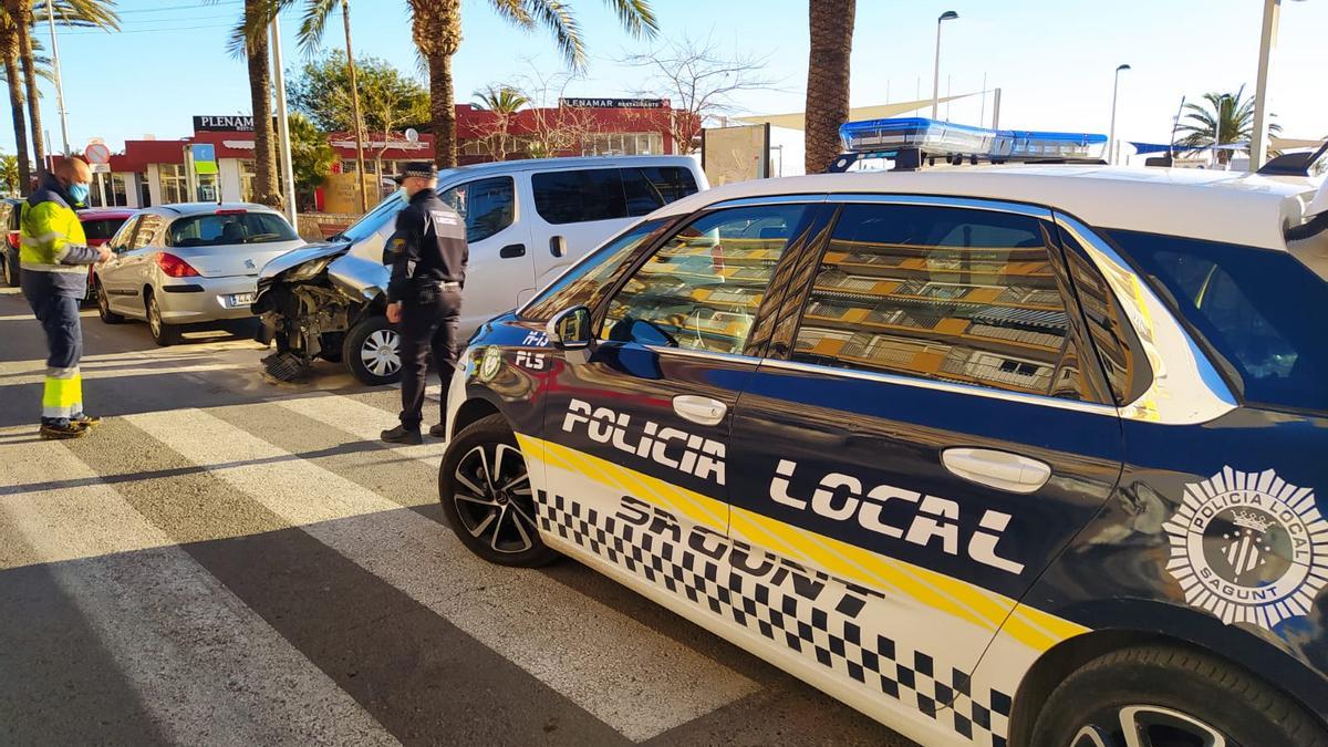 Un aparatoso accidente lanza una furgoneta al paseo marítimo del Port de Sagunt