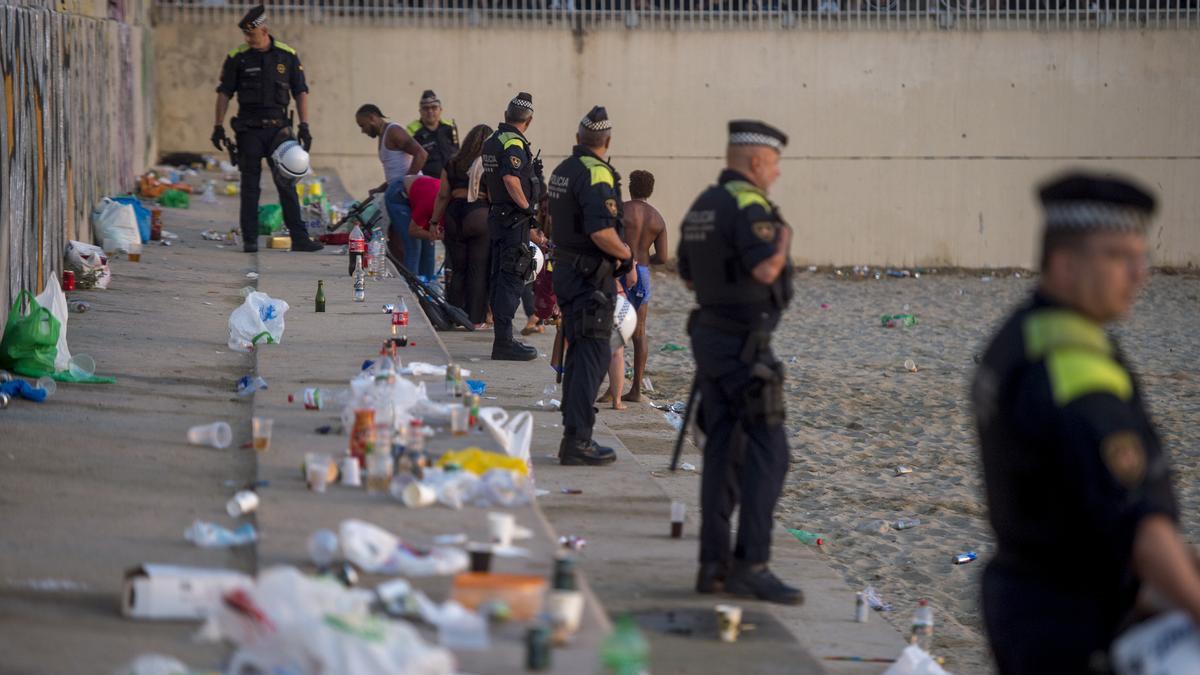 Desalojo y  limpieza de la playa de Nova Icaria tras la verbena de Sant Joan