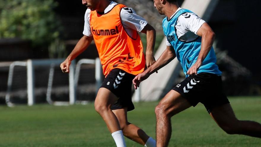El centrocampista de Ingenio Fabio González controla el esférico ante la presión de Enzo Loiodice, durante una sesión de entrenamiento en Barranco Seco.  | | LP/DLP