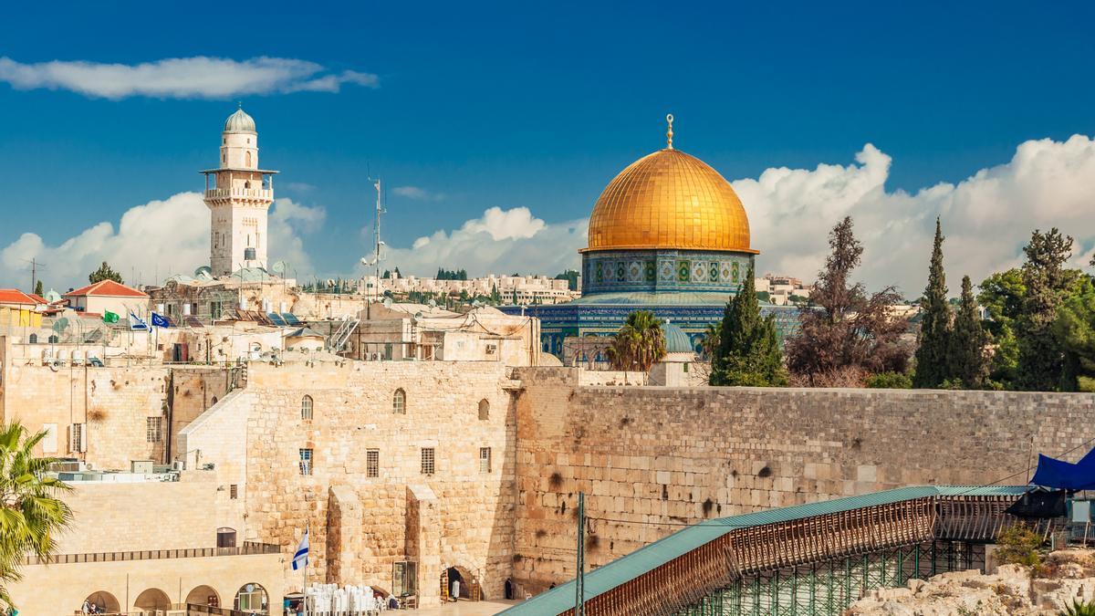 El Muro de las Lamentaciones, en primer plano, con la mezquita de la Cúpula de la Roca en el fondo, en la Ciudad Vieja de Jerusalén. / Shutterstock