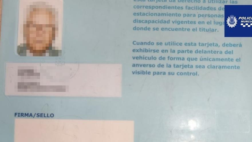 Tarjeta de estacionamiento de discapacitados requisada por la Policía Local de Murcia.