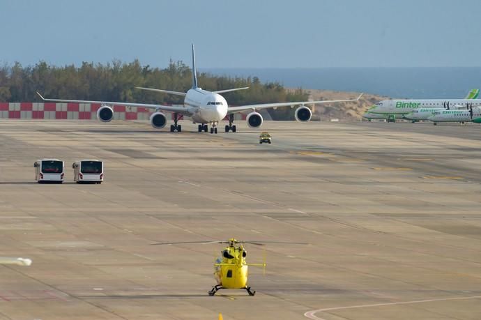 11-04-2020 TELDE. Llega al aeropuerto de Gran Canaria un avión procedente de China con material sanitario. Fotógrafo: Andrés Cruz  | 11/04/2020 | Fotógrafo: Andrés Cruz