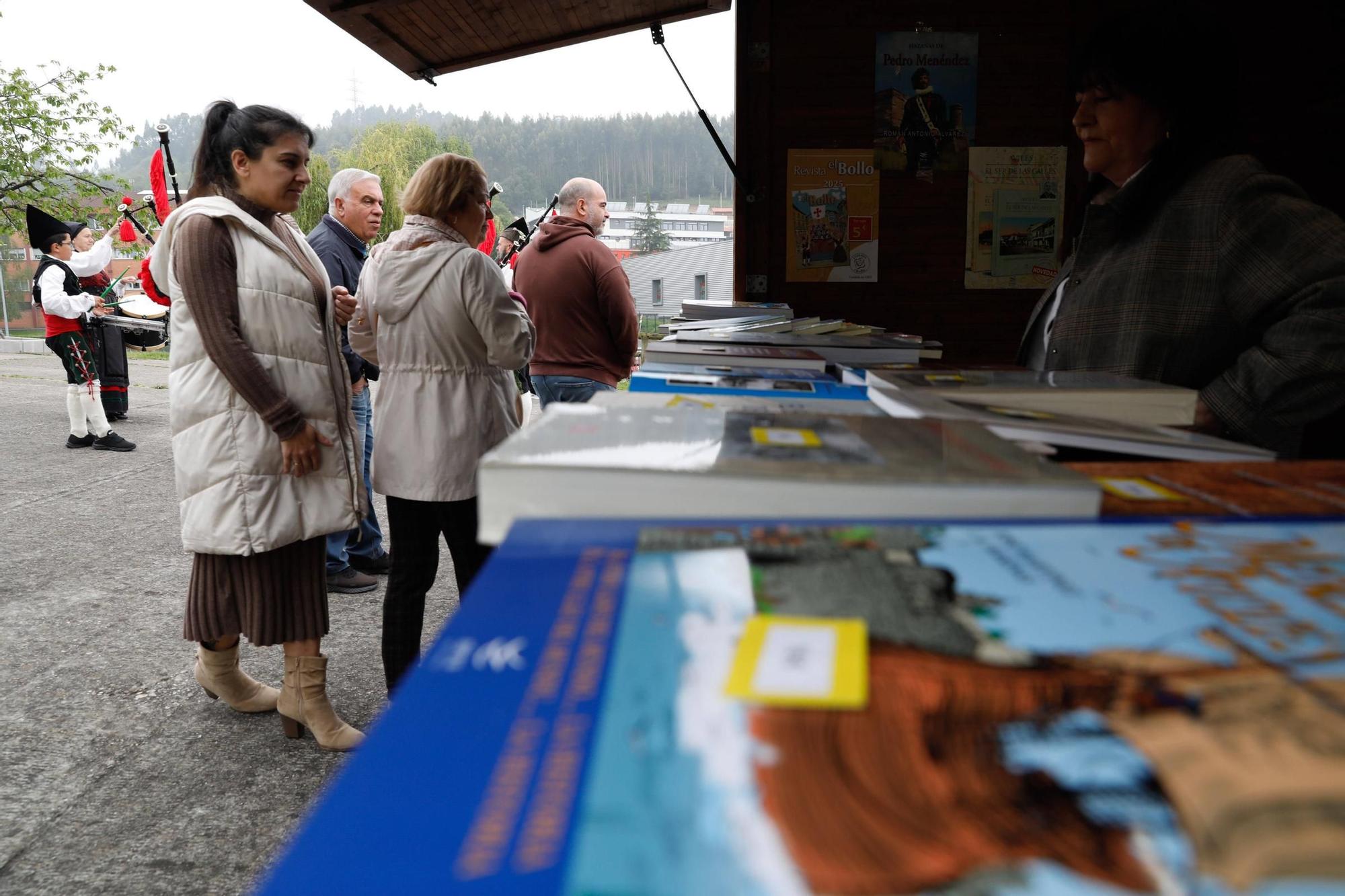 EN IMÁGENES: Los libros salen a la calle en el regreso de la feria de Corvera
