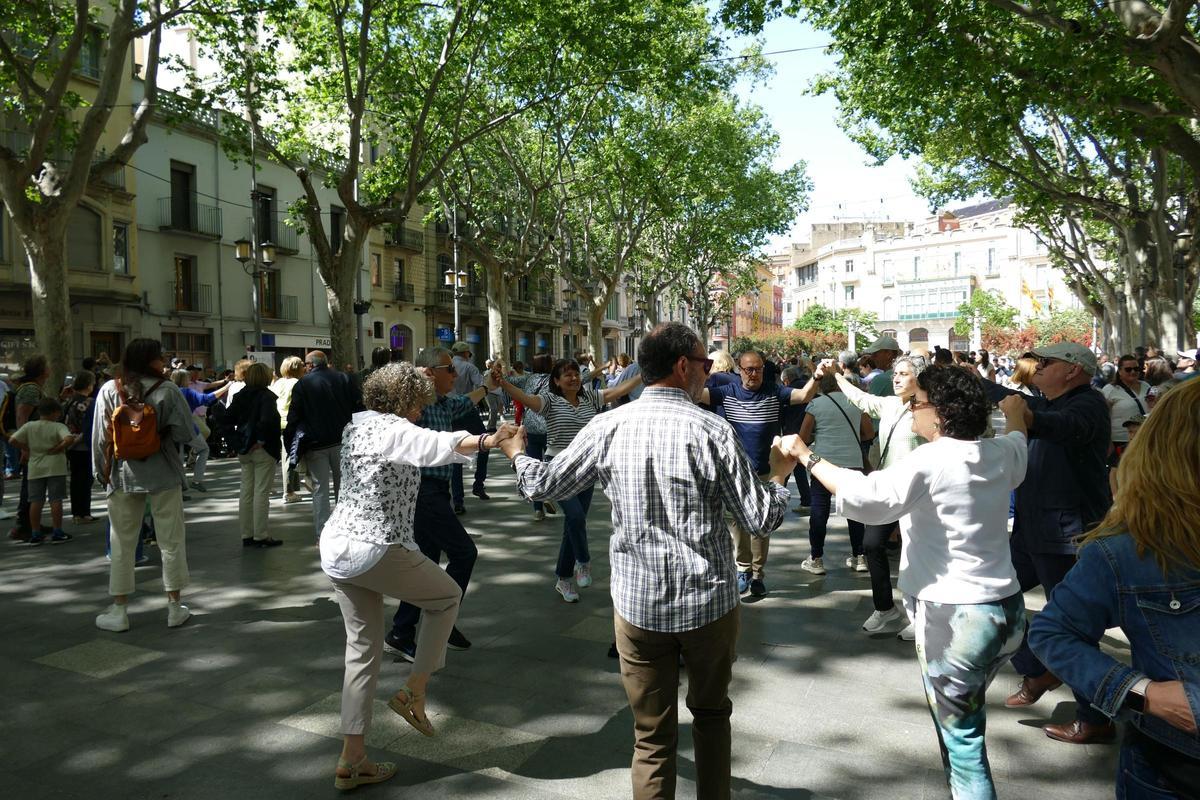 EN IMATGES | Les sardanes i les rotllanes ressonen amb força a la Rambla de Figueres