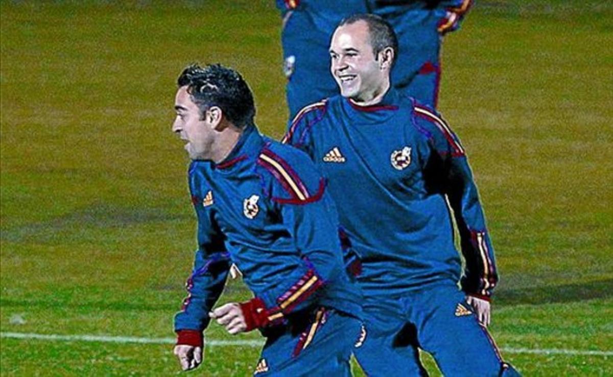 Xavi i Iniesta es diverteixen en l’entrenament de dimarts passat.