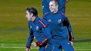 Xavi i Iniesta es diverteixen en l’entrenament de dimarts passat.