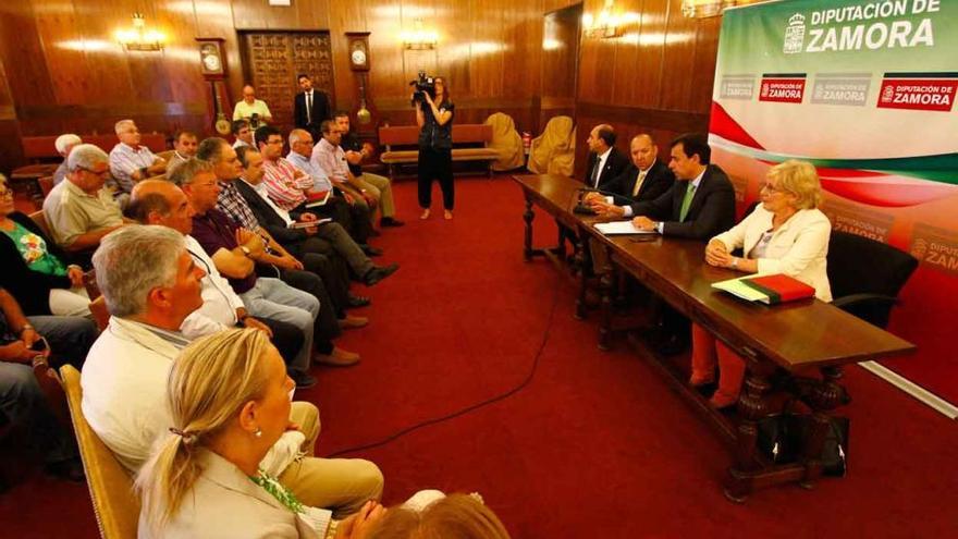 Los responsables de la Diputación se reúnen con los alcaldes de municipios con comedores sociales.