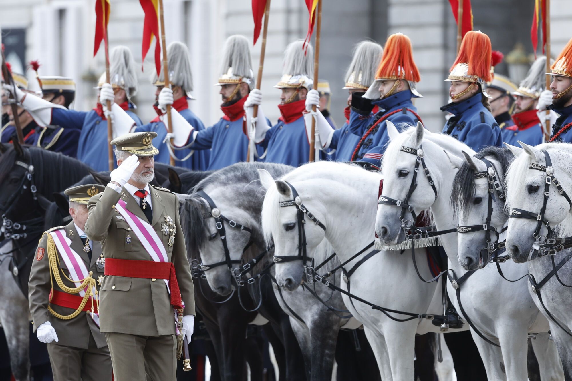 MADRID, 06/01/2025.- El rey Felipe VI pasa revista a las tropas en la plaza de la Armería del Palacio Real donde se celebra la Pascua Militar este lunes en Madrid. EFE/JuanJo Martín