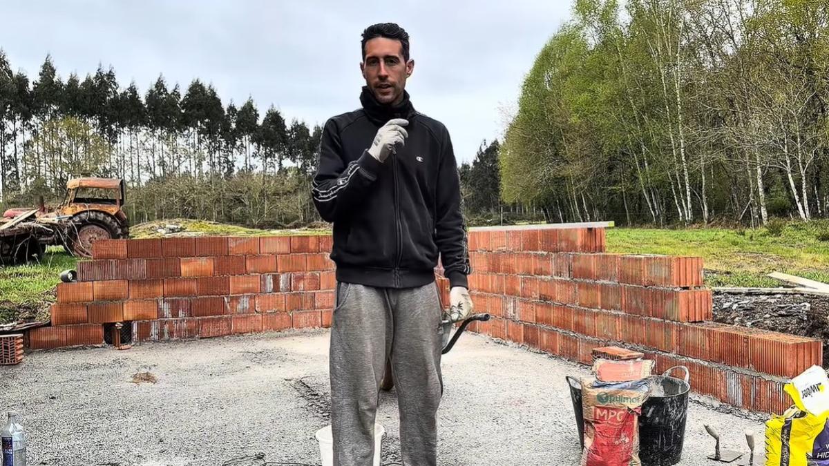 Jorge se está centrando en reformar el antiguo pajar de la casa para refugiarse del frío y la lluvia.
