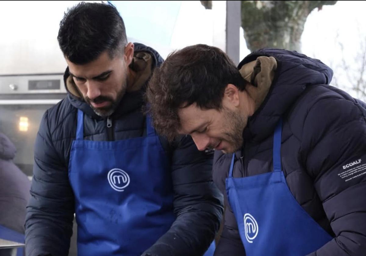 Germán (izq.) y Chambo (der.) durante el primer programa de 'MasterChef'