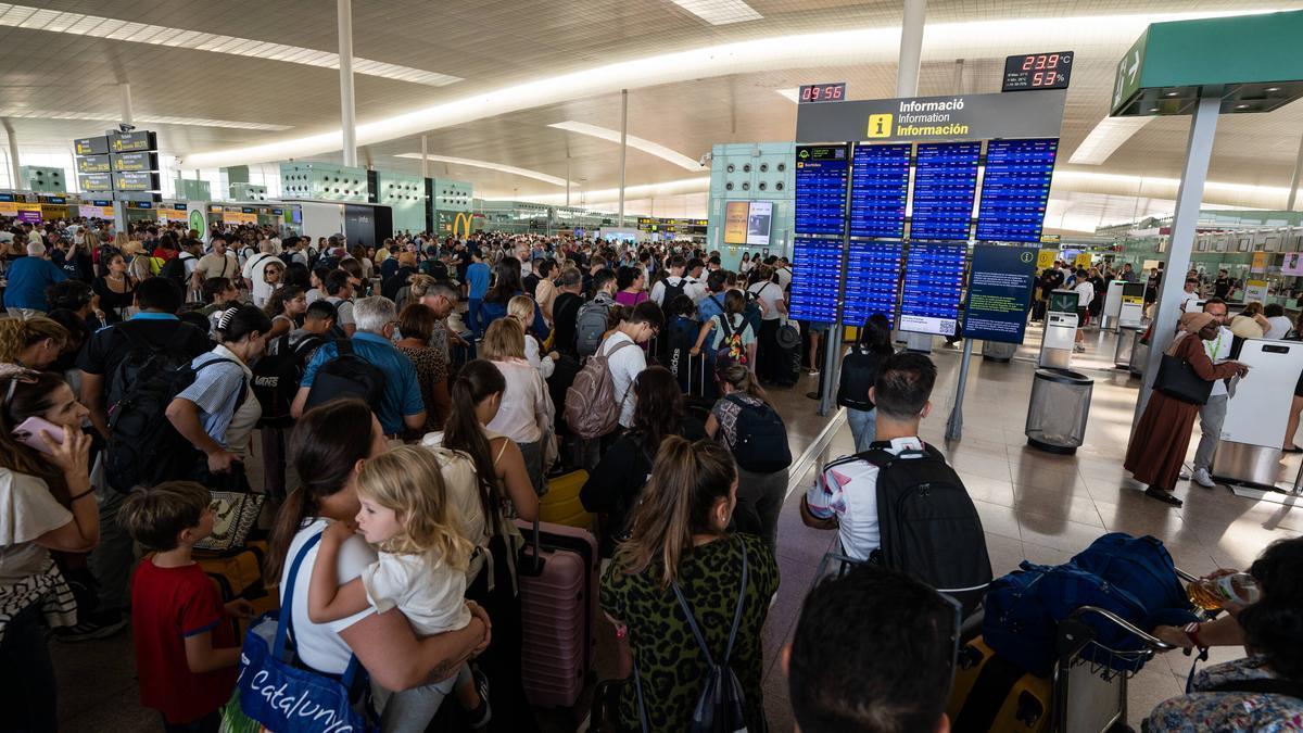 Caos en el aeropuerto del Prat por una caída del sistema informático.