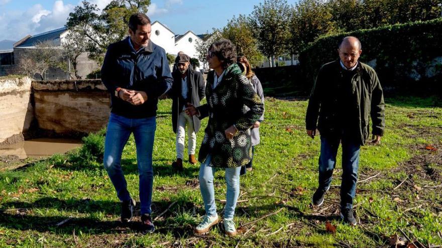 De izq. a dcha., López Campos, Lucio y Lorenzo, en la parcela.