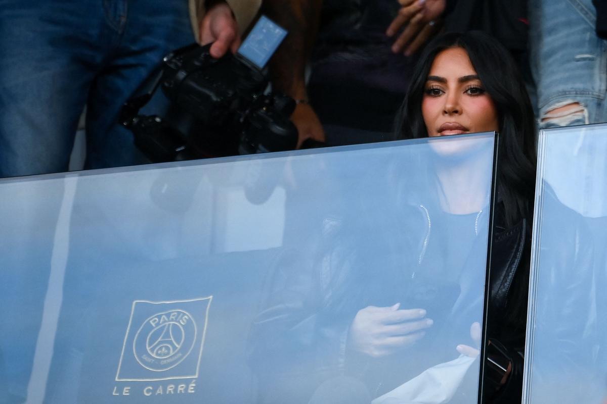 Kim Kardashian asiste al partido de fútbol de la L1 francesa entre el Paris Saint-Germain (PSG) y el Stade Rennais FC en el estadio Parc des Princes de París.