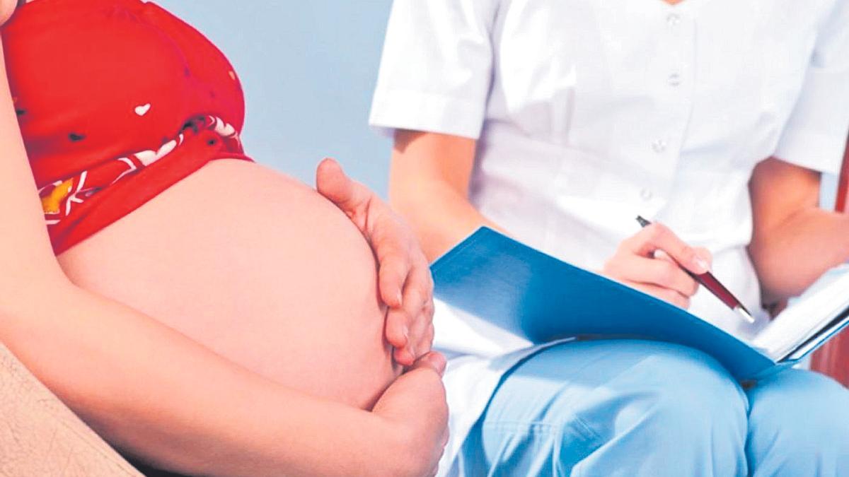 Imagen de archivo de una mujer embarazada en una consulta médica.