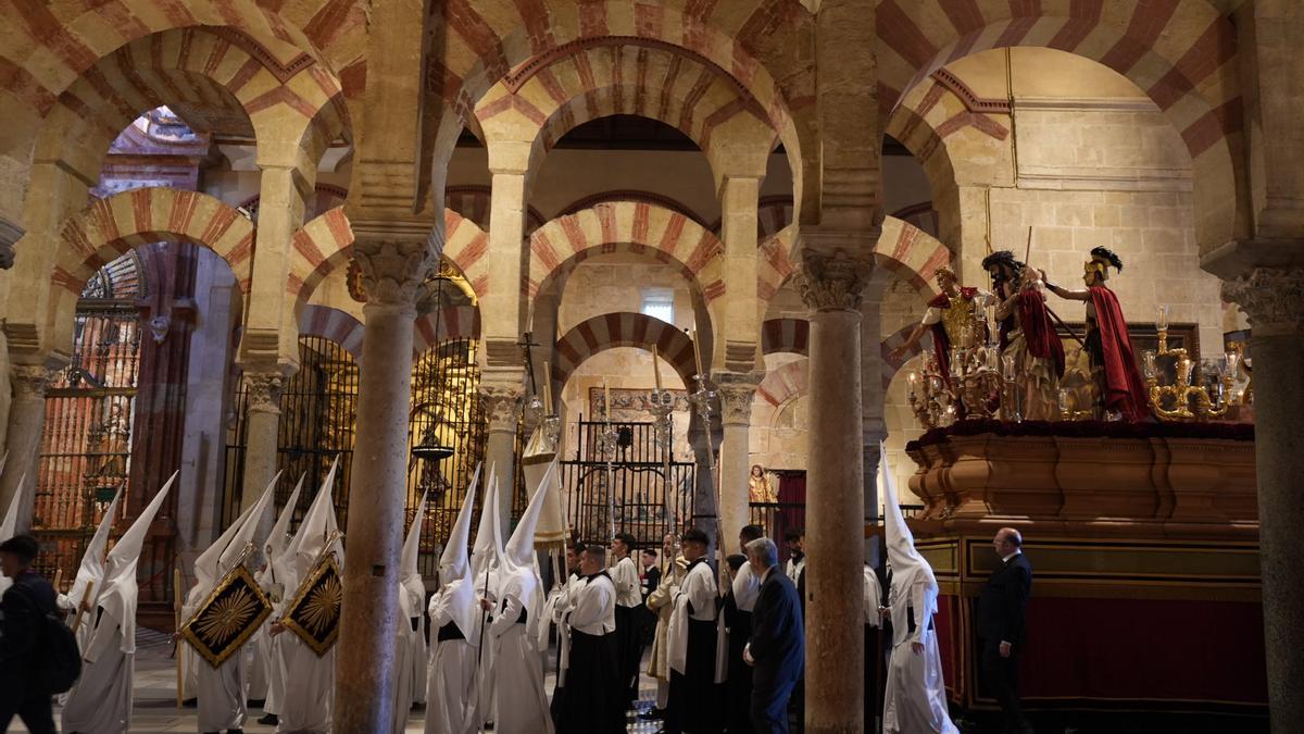 La salida procesional de la Presentación al Pueblo de Jesús de los Afligidos, en imágenes