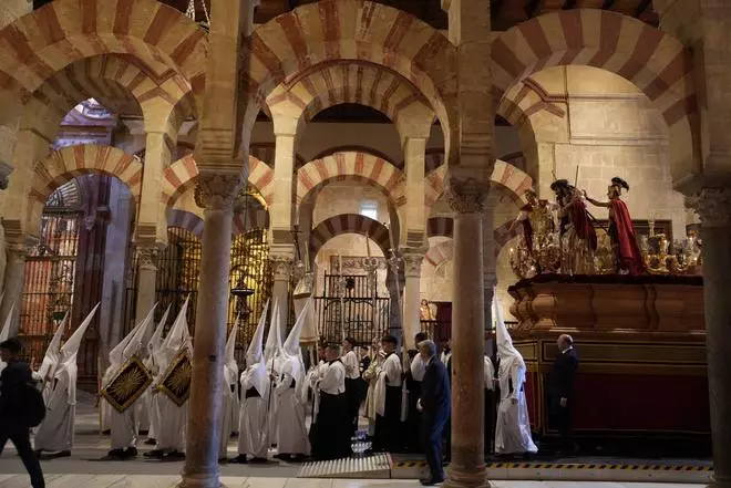 La salida procesional de la Presentación al Pueblo de Jesús de los Afligidos, en imágenes