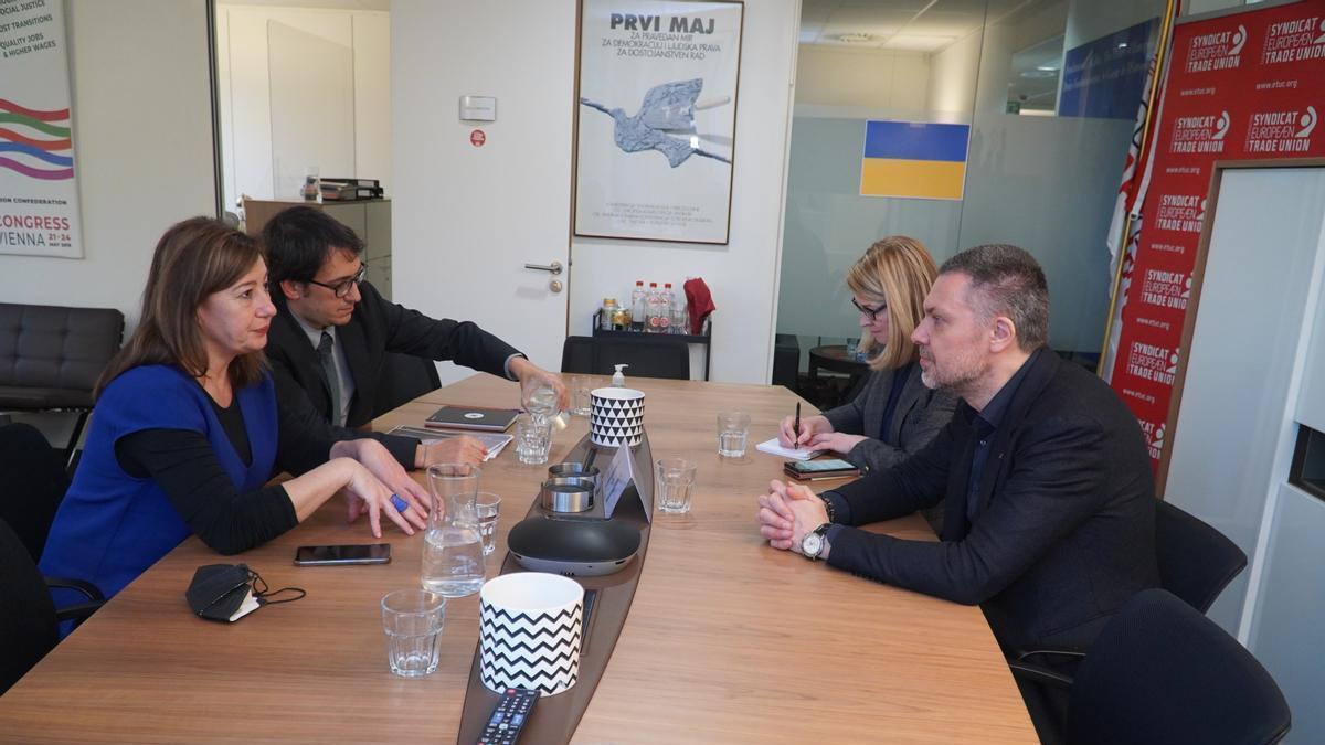 La presidenta Armengol y el conseller Negueruela en la reunión en Bruselas, en la oficina del Govern. con Luca Visentini, secretario general, y Liina Car, secretaria confederal de CES, ETUC en inglés.