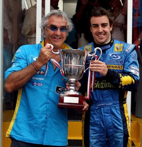 En 2006, volvió a ser campeón del mundo con Renault. En la foto, Fernando Alonso junto a Flavio Briatore. EFE