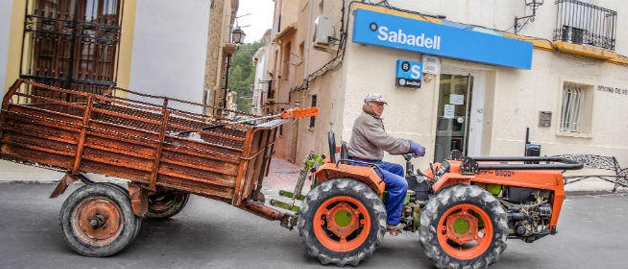 Más de 15.500 alicantinos ya viven en municipios sin ningún banco