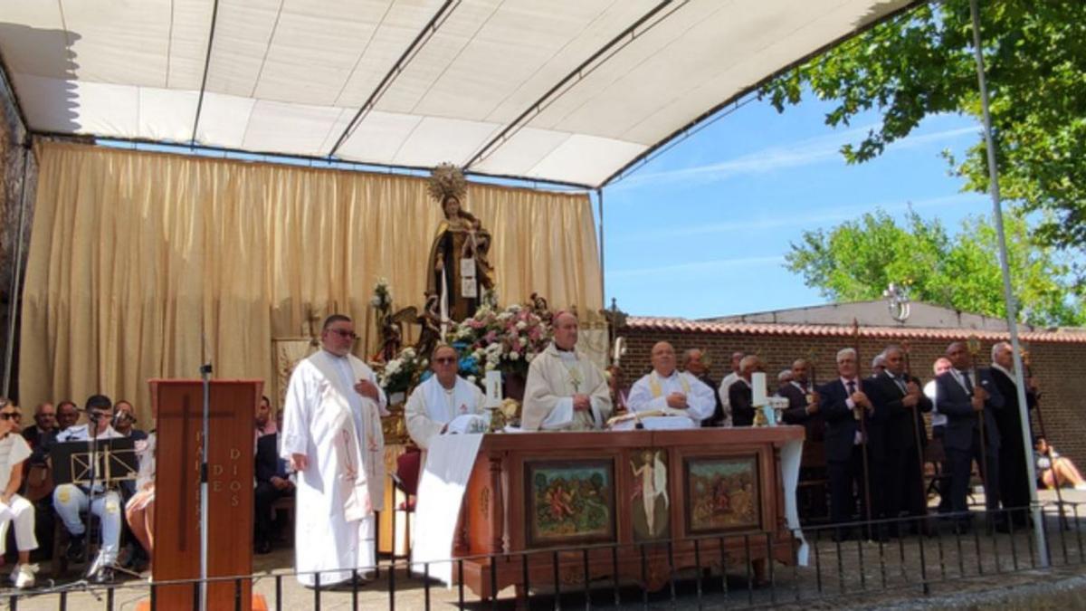 El improvisado altar con la Virgen presidiendo la celebración. | E. P.