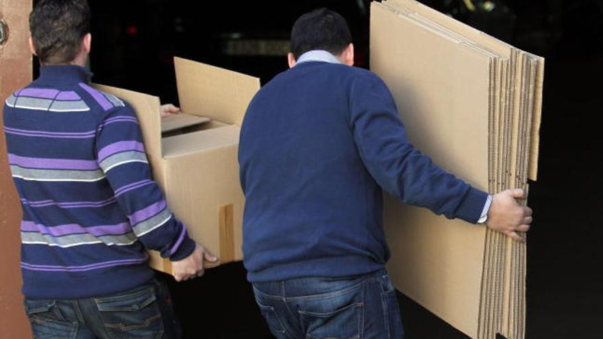 Agentes de la Guardia Civil entran con cajas de cartón a la sede de la Gerencia del Catastro hoy, martes 13 de marzo de 2012 en Málaga, que desde primera hora de la mañana está siendo registrada junto a la Unidad de Gestión Catastral de la Diputación, despachos de abogados y domicilios de particulares en relación con el denominado &quot;caso Arcos&quot; contra la corrupción urbanística en la localidad de Alcaucín.