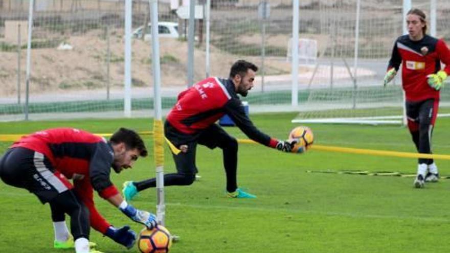 Un momento del entrenamiento de los porteros ayer.