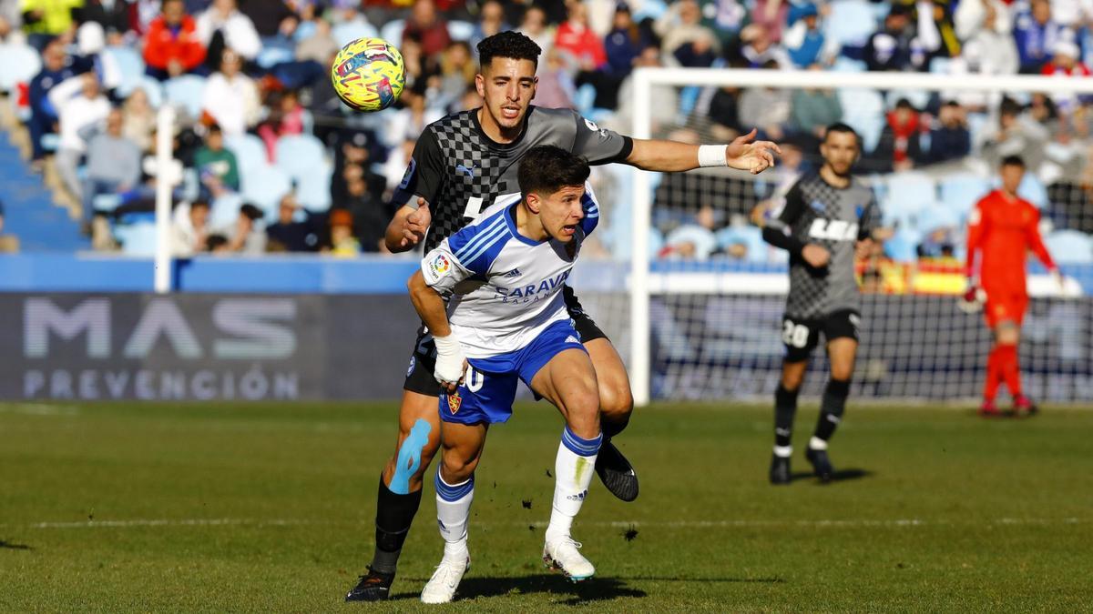 Abqar pugna con Giuliano Simeone en el Zaragoza-Alavés del sábado.