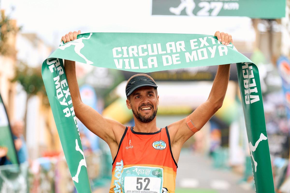 José Antonio Hernández y Tatiana Cruz ganan la prueba reina de la Circular Extrema de Moya, que desafía al viento y la calima