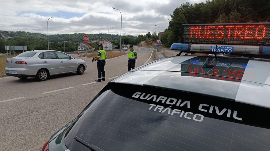 Una patrulla de la Guardia Civil de Tráfico en un control de alcohol y drogas en Ourense. |  // FERNANDO CASANOVA