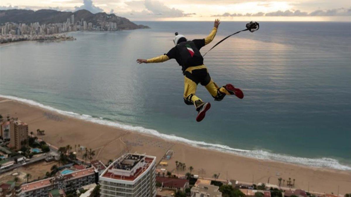 Saltos espectaculares desde el Gran Hotel Bali de Benidorm