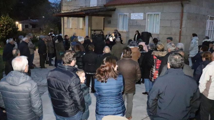 Vecinos y políticos se concentran para “exigir médicos de forma estable” en Campo Lameiro