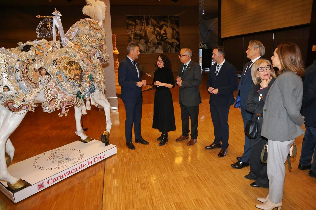 El Ayuntamiento, en colaboración con el Museo del Traje, organizó una muestra temporal dedicada al bordado artesanal en seda y oro del festejo de los Caballos del Vino.