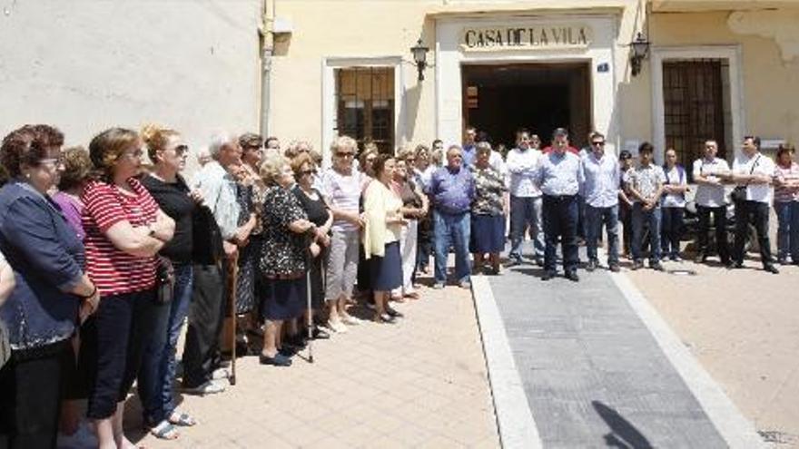 Vecinos y conocidos de Teresa Cuervo guardan cinco minutos de silencio frente al Ayuntamiento de Museros para condenar el crimen.