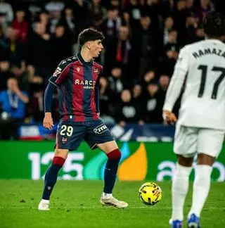 Nacho Pérez se convierte en el primer futbolista de Turís en jugar en Primera División